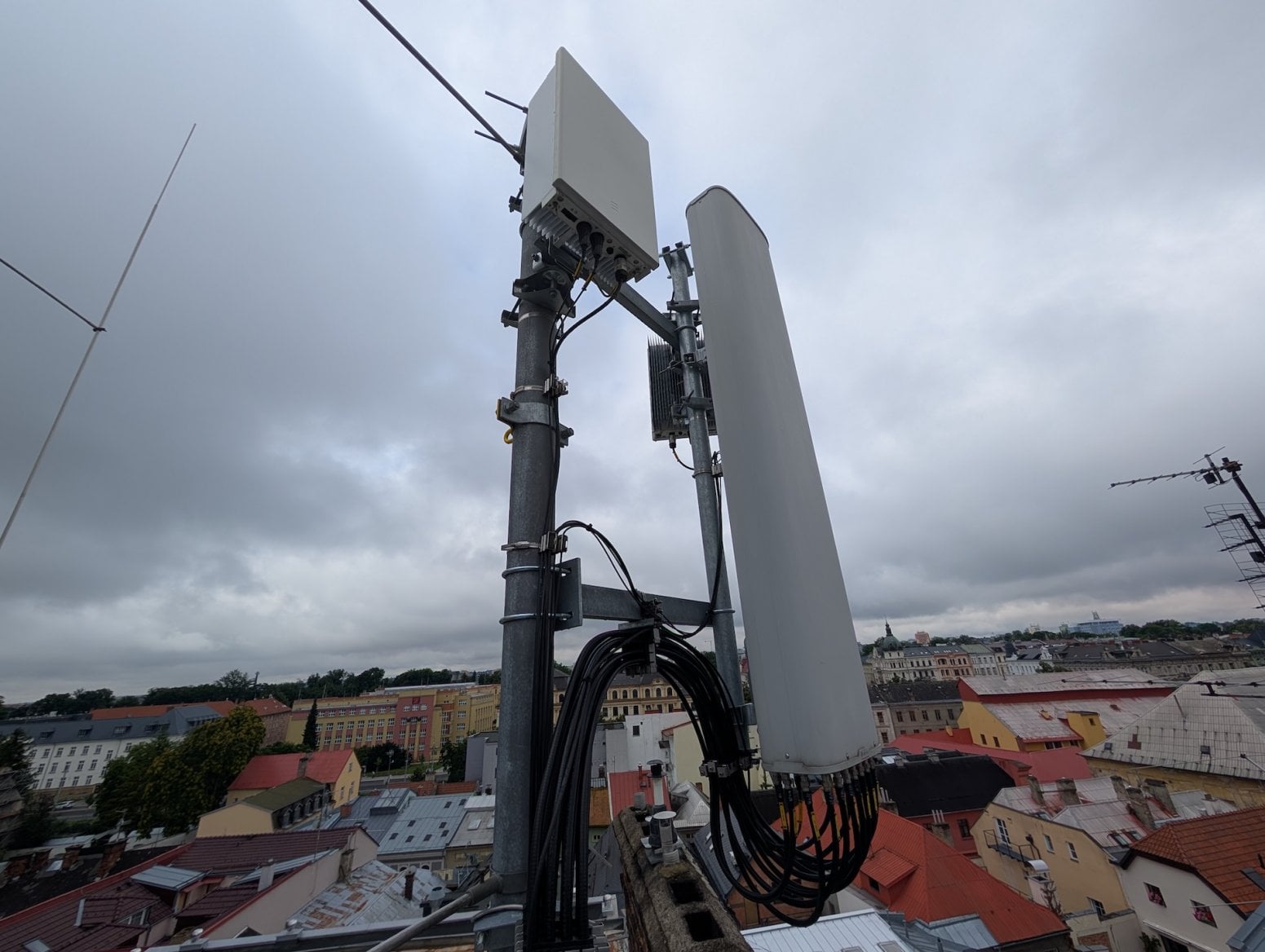 Mobilní 5G vysílač CETINu a O2 na Dolním náměstí v Olomouci