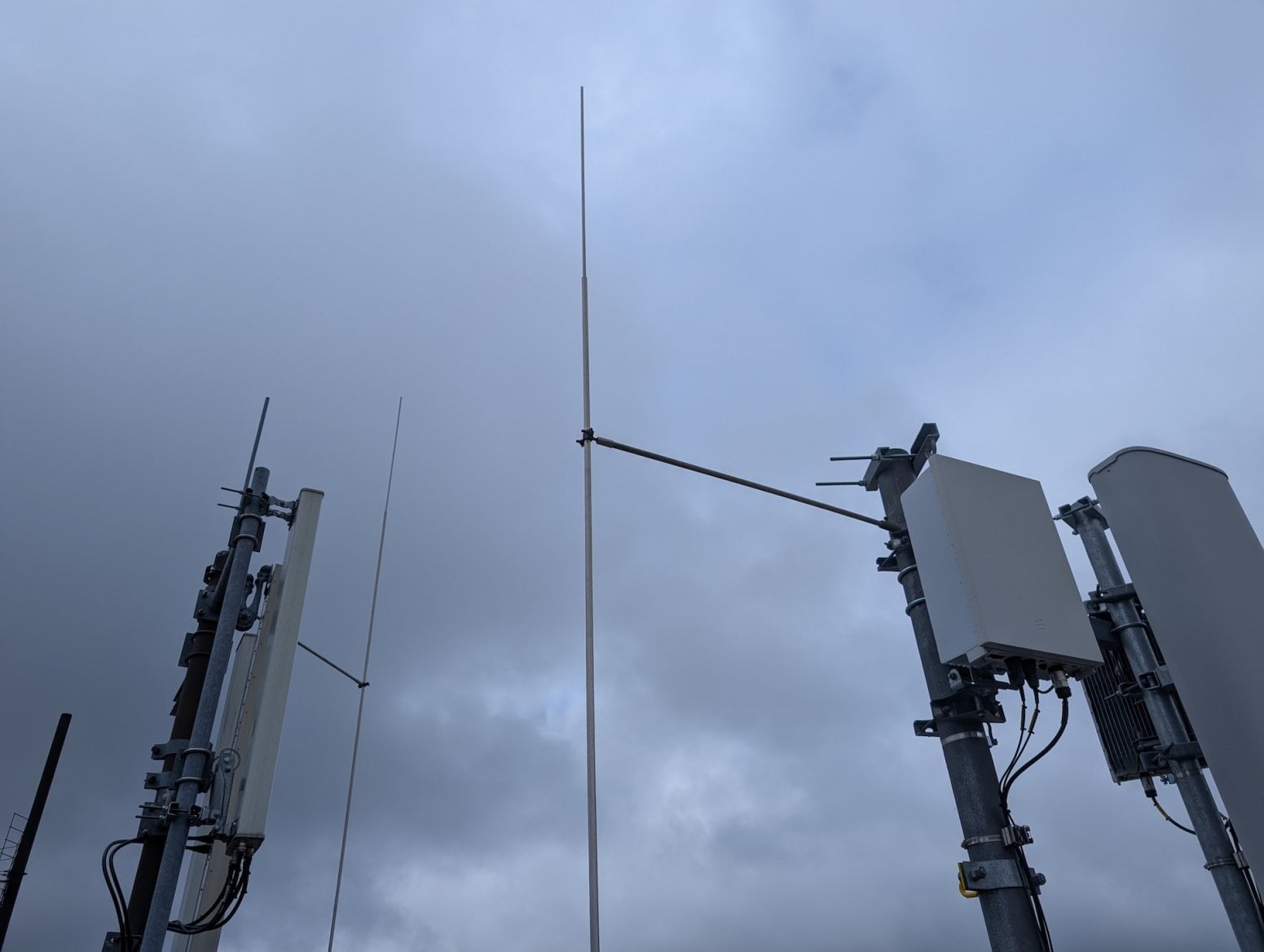 Mobilní 5G vysílač CETINu a O2 na Dolním náměstí v Olomouci