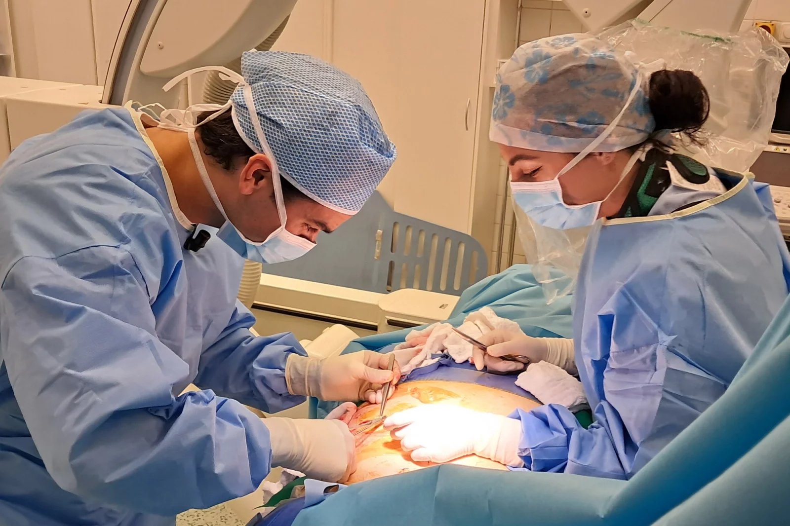 Když je zkouška funkčnosti hotová, lékař ránu zašije. Dnes už jsou baterie tak dokonalé, že pacient s nimi může i do magnetické rezonance do síly tří tesel.