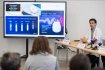 Stimulátor se skládá z jedné až dvou elektrod voperovaných do páteřního kanálu a baterie, jež se vkládá do podkoží nad hýždě. Baterie je velmi malá a má výdrž až 15 let. Pak se musí s pomocí chirurga vyměnit. Na snímku o metodě i stimulátoru hovoří algeziolog Šimon Kozák.