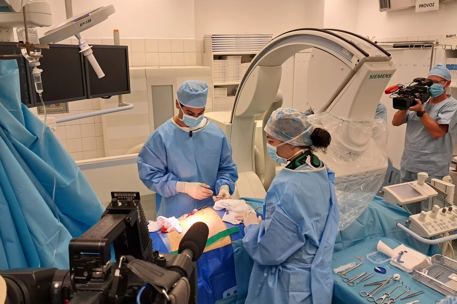 Baterii pacientovi lékař vložil nad pravou hýždi. Operační rána má ani ne tři centimetry, baterie se vkládá do podkoží.