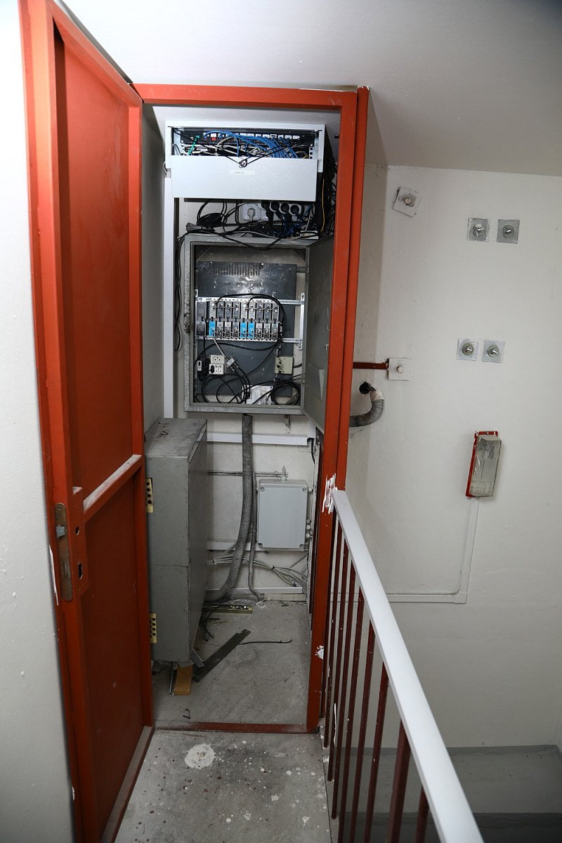 Celkový pohled na instalaci kanálových vložek v bytovém domě.