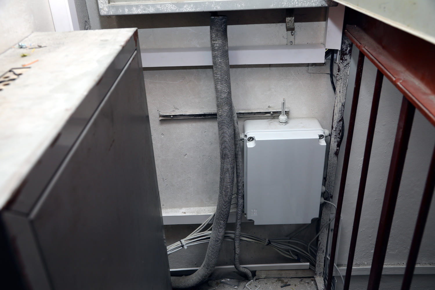 Spodek instalace v bytovém domě.