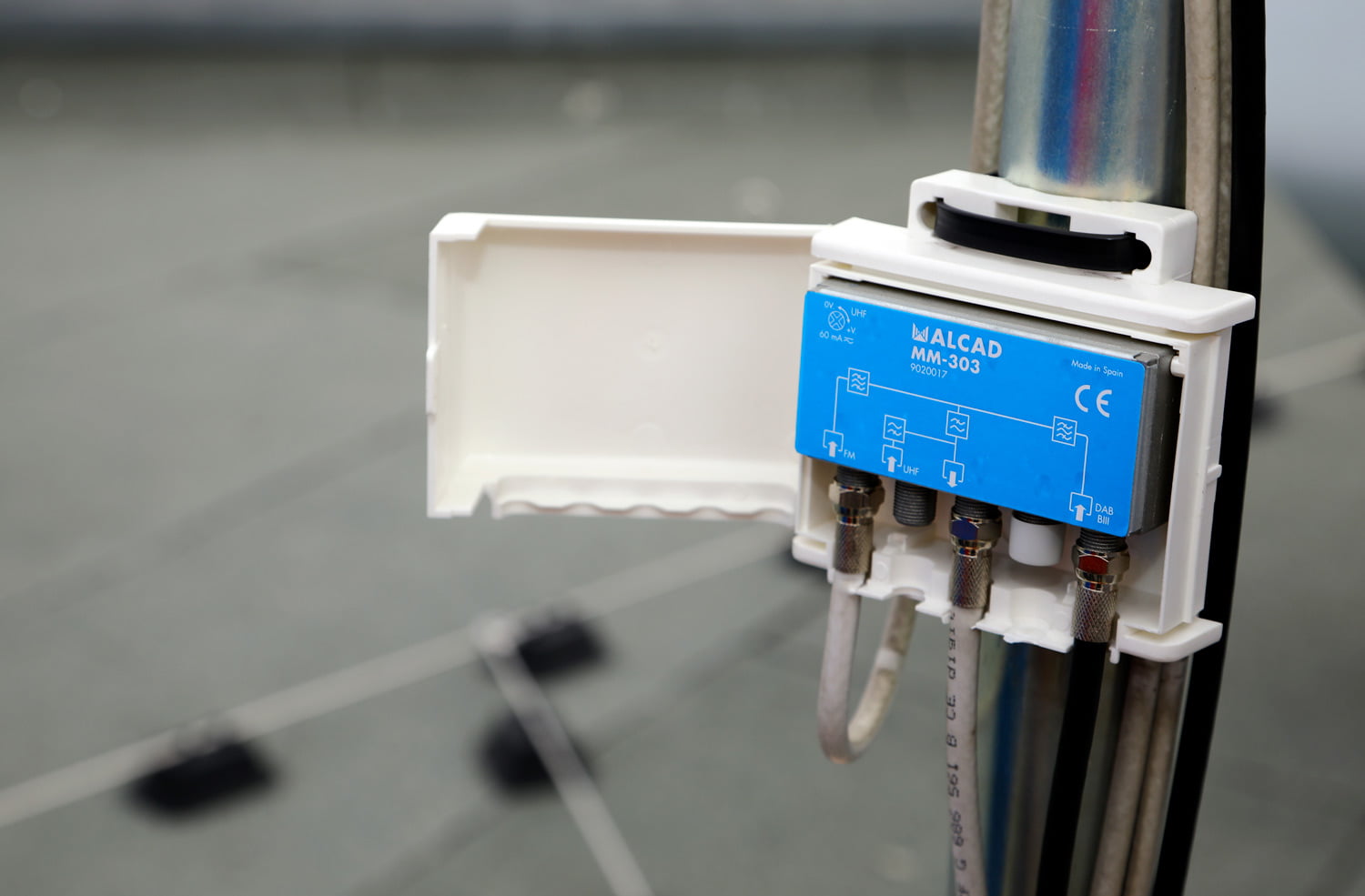 Slučovač pro příjem digitálního a analogového rozhlasu.