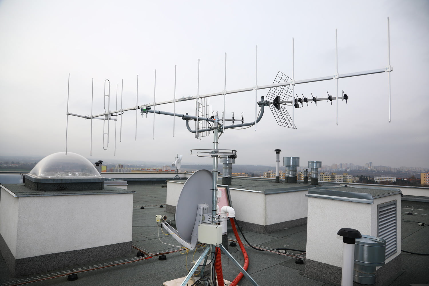 Anténa pro příjem digitálního DAB+ rozhlasu umožňuje kromě příjmu tuzemských stanic i poslech zhruba dvou desítek německých rádií.