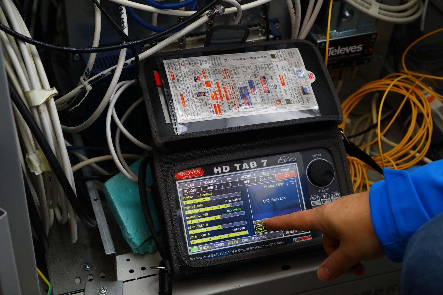 Měřící přístroj analyzující příjem přechodové DVB-T2 sítě.