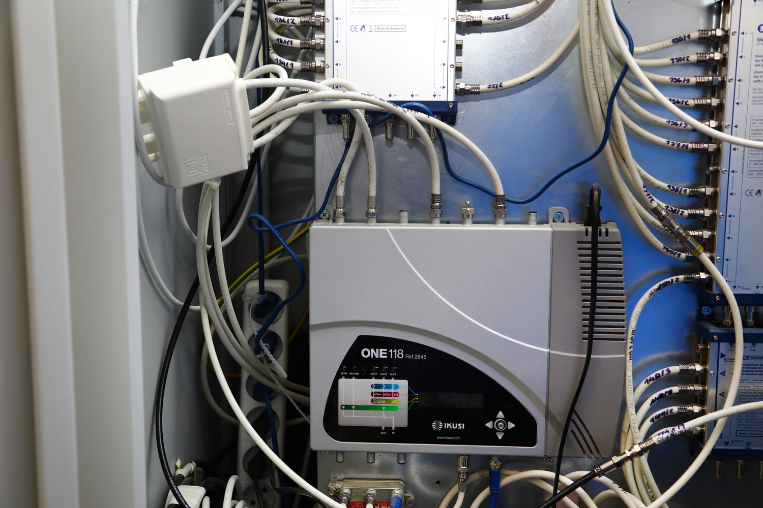 Celkový pohled na instalovaný programovatelný zesilovač.