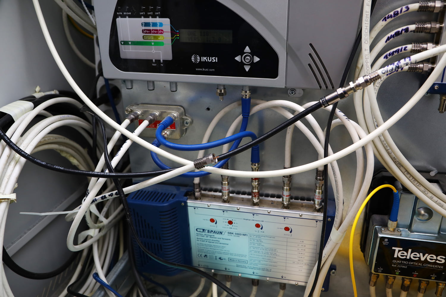 Detail instalace programovatelného zesilovače.