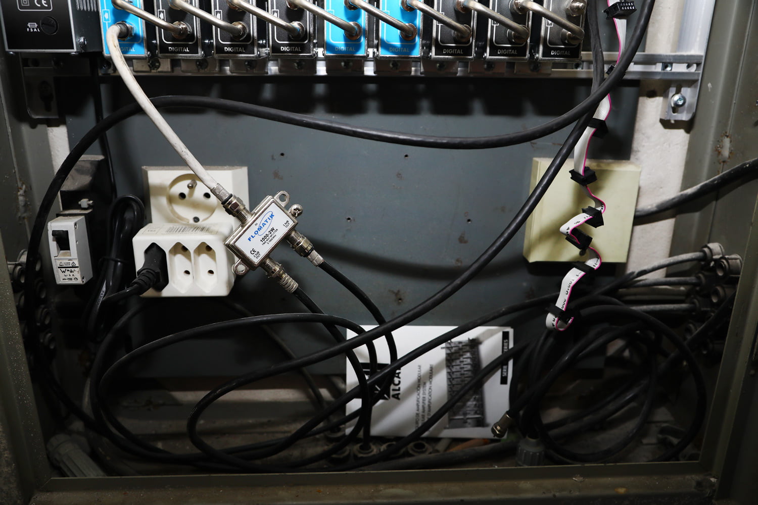 Detail instalace kanálových vložek.