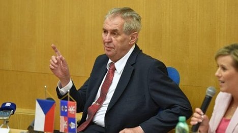 Náhledový obrázek - Zeman se opřel do Senátu. Odmítnutím Gerlochovy nominace uškodil Ústavnímu soudu, tvrdí