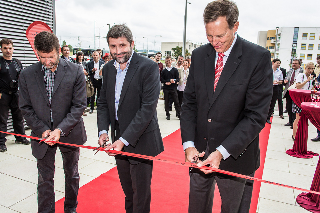 Slavnostní otevírání nové budovy. Uprostřed Radovan Musil, šéf brněnské pobočky Red Hatu.