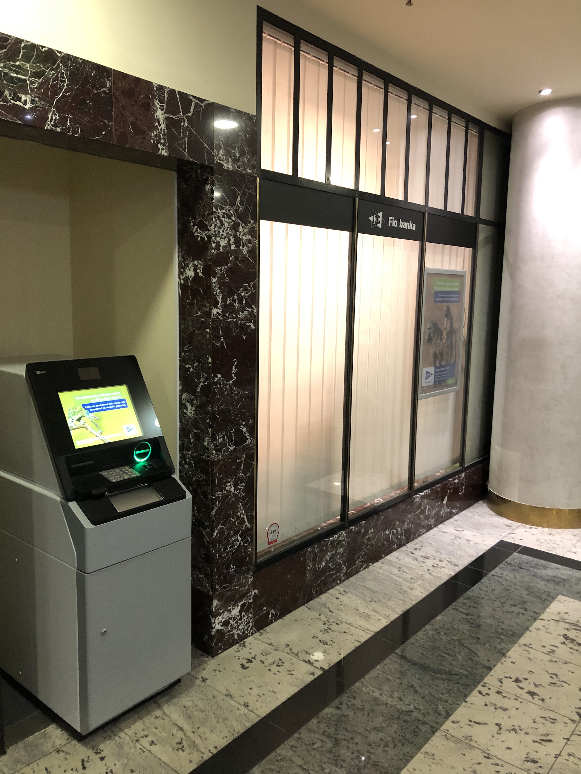Vkladomat Fio banky v Praze v pasáži Millenium Plaza s bezkontaktním snímačem. Výrobce: NCR. (05/2020)