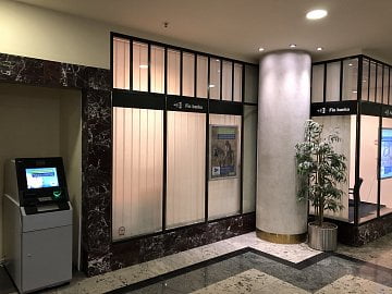 Vkladomat Fio banky v Praze v pasáži Millenium Plaza s bezkontaktním snímačem. Výrobce: NCR. (05/2020)