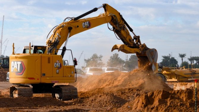 Výrobci bagrů jako nečekaní vítězové současného boomu kolem AI. Caterpillar a spol. vydělávají na stavbě datových center miliardy