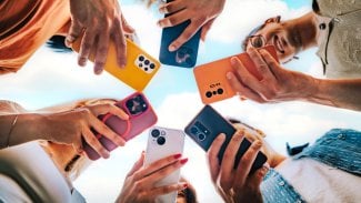 Skupina mladých lidí používajících chytrý mobilní telefon venku - Millenial women and men browsing on smartphone Together - Trendy technology concept s kluky a dívkami sledujícími mobilní telefon venku