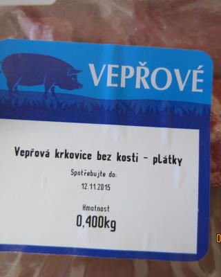 DOBRÉ MASO VEPŘOVÉ Vepřová krkovice bez kosti - plátky. Kategorie: Nebezpečné potraviny. Nevyhovující parametr: vzhled, vůně. Výrobek zapáchal po kažení, okraje jednotlivých plátků byly šedozelené. Potravina neměla porušený obal, při kontrole nebyly zjištěny nevyhovující teplotní podmínky skladování tohoto výrobku. Potravina neměla prošlé datum použitelnosti. Výrobce / Distributor: ZEMAN maso-uzeniny, a.s., Plzeň. Místo kontroly: Penny Market s.r.o., Roudnice nad Labem