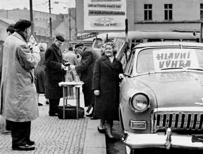 Autor: Archiv Svatopluka Jíchy, se svolením Vozy Volga M 21 platily u nás za exkluzívní nabídku a s výjimkou Tatry 603 tady nebylo nic dražšího. O loterii s výhrou Volgy byl pokaždé mimořádný zájem