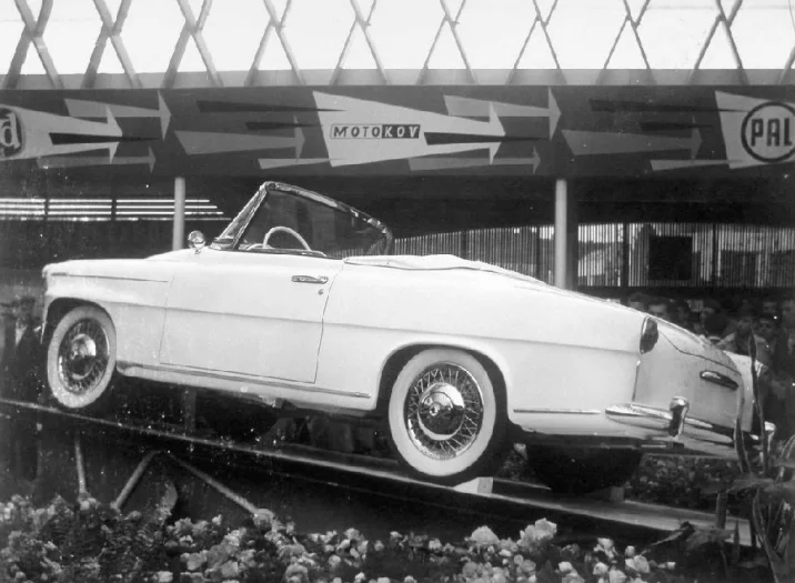 Autor: BVV Škoda 450 v expozici Motokovu na brněnském výstavišti bývala často nesplnitelným snem. Okamžitě ji dostal jen držitel vládního poukazu za odměnu či ten, jemuž se ji podařilo zaplatit valutou