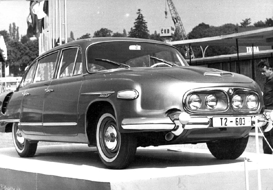 Teoreticky si náš občan mohl koupit i Tatru 603, ale z veletržní expozice (na snímku) ji dostávaly vybrané národní podniky