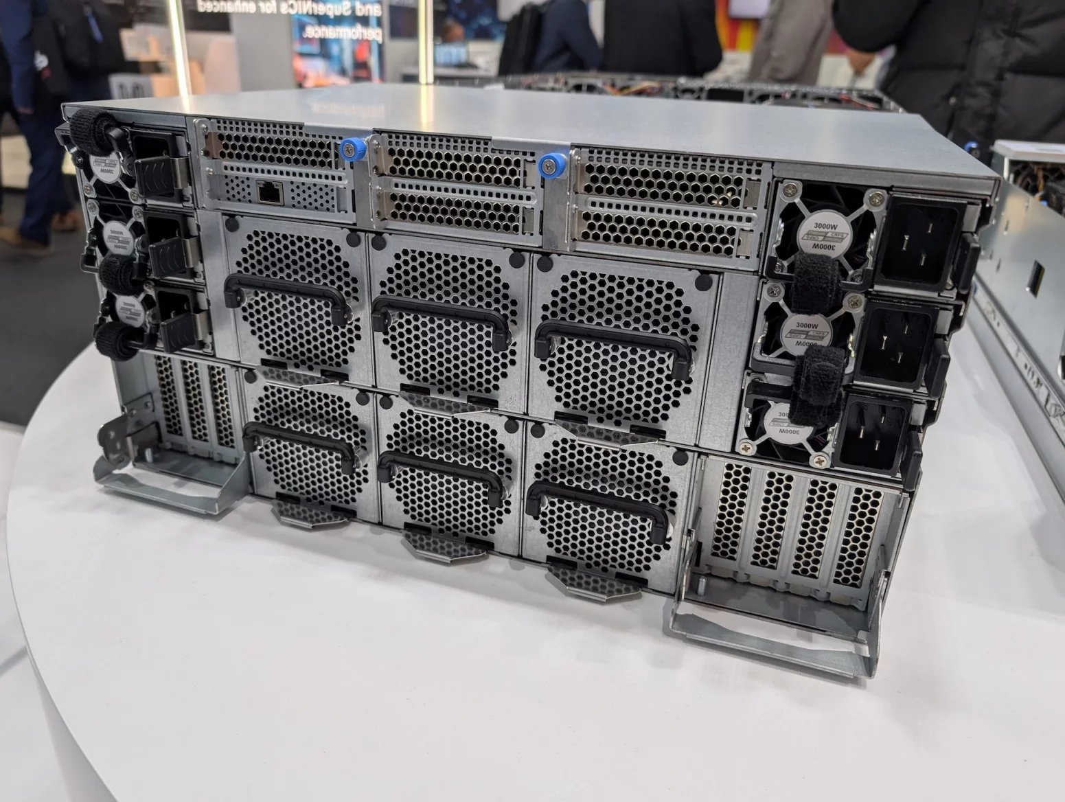 Server Gigabyte G593-SD1-AAX3 s osmi GPU Nvidia H200 a procesory Intel Xeon