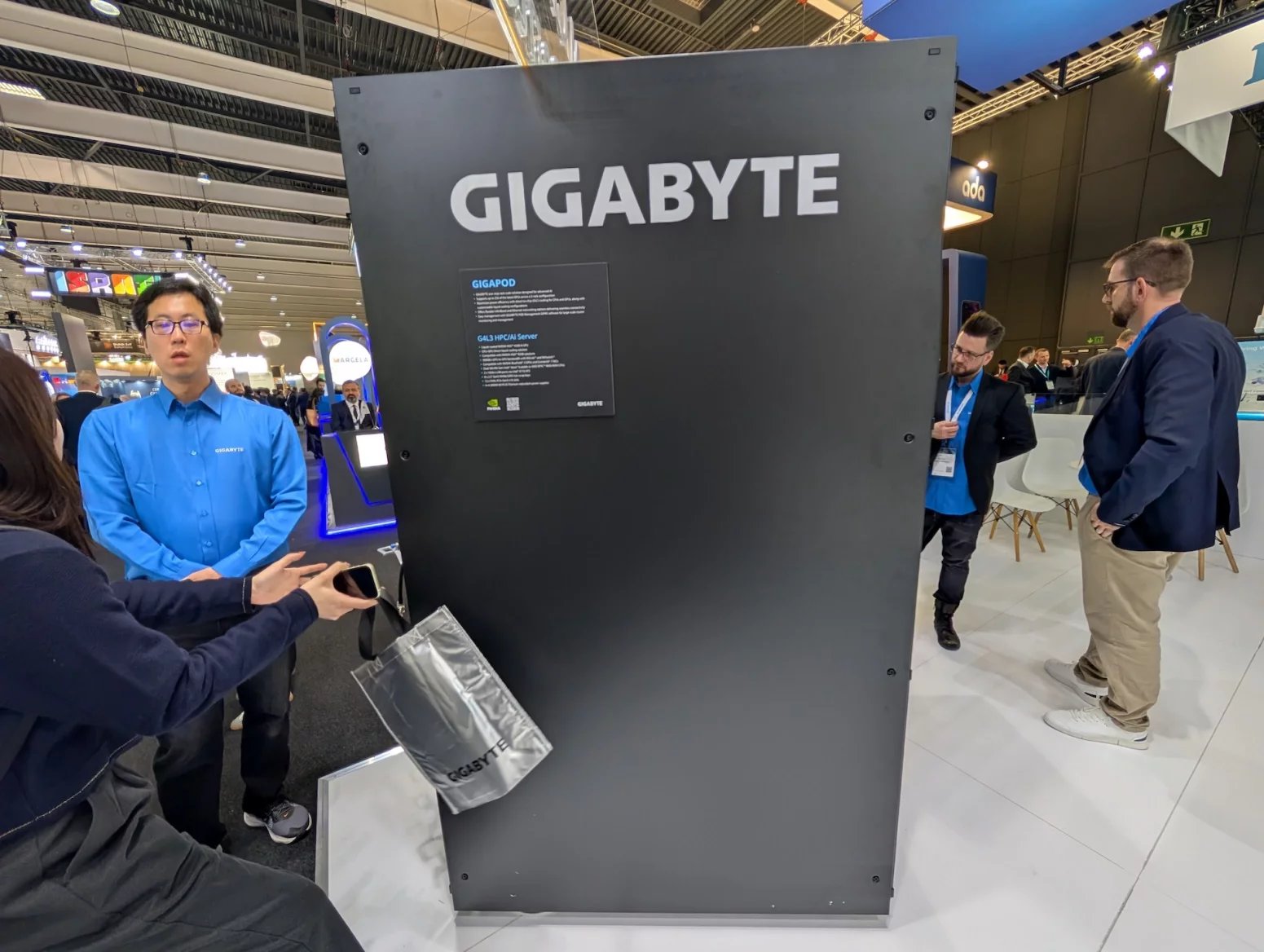 Serverový rack Gigabyte Gigapod s vodním chlazením serverů s GPU Nvidia H200