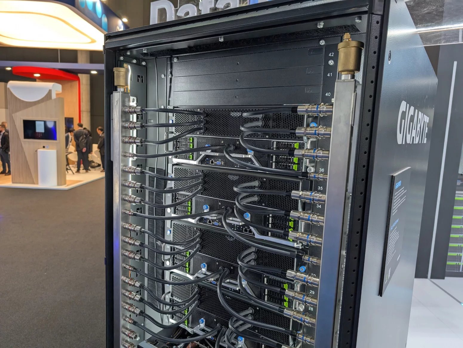 Serverový rack Gigabyte Gigapod s vodním chlazením serverů s GPU Nvidia H200