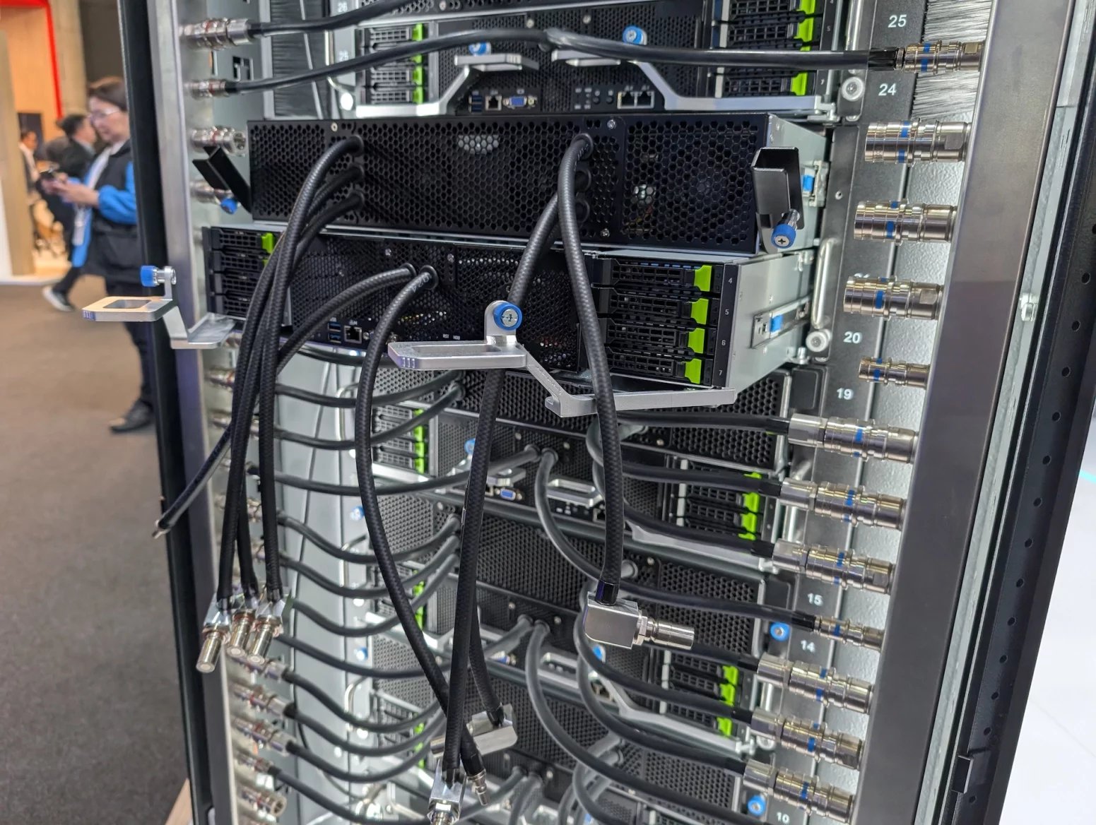 Serverový rack Gigabyte Gigapod s vodním chlazením serverů s GPU Nvidia H200