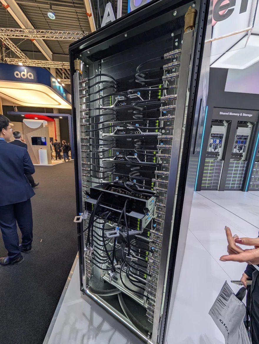 Serverový rack Gigabyte Gigapod s vodním chlazením serverů s GPU Nvidia H200