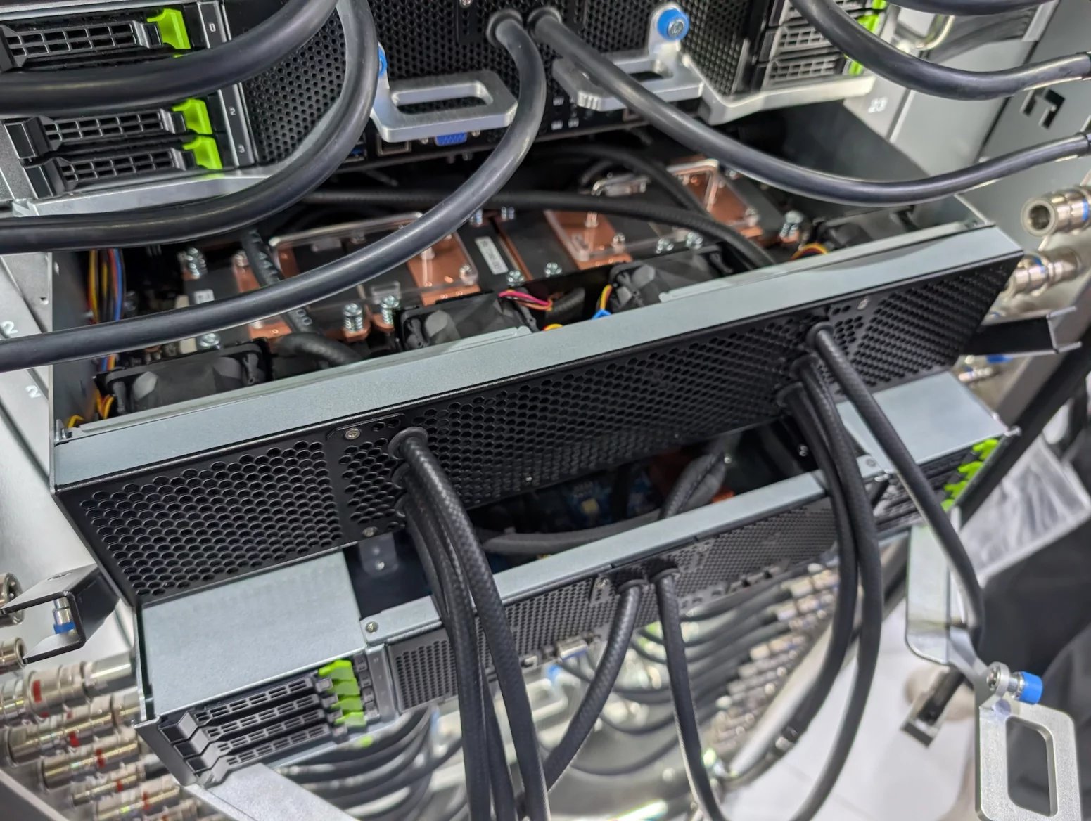 Serverový rack Gigabyte Gigapod s vodním chlazením serverů s GPU Nvidia H200