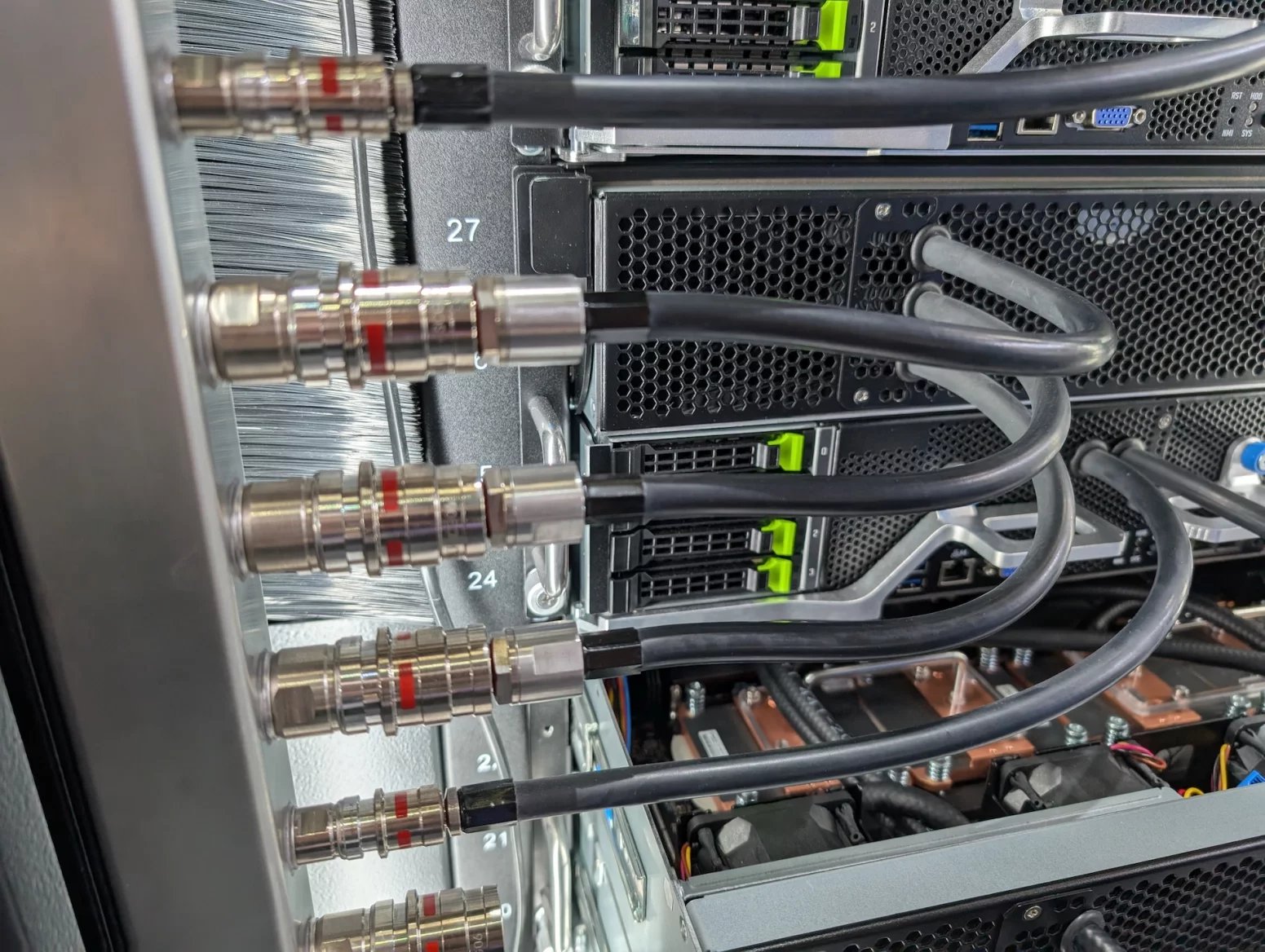 Serverový rack Gigabyte Gigapod s vodním chlazením serverů s GPU Nvidia H200