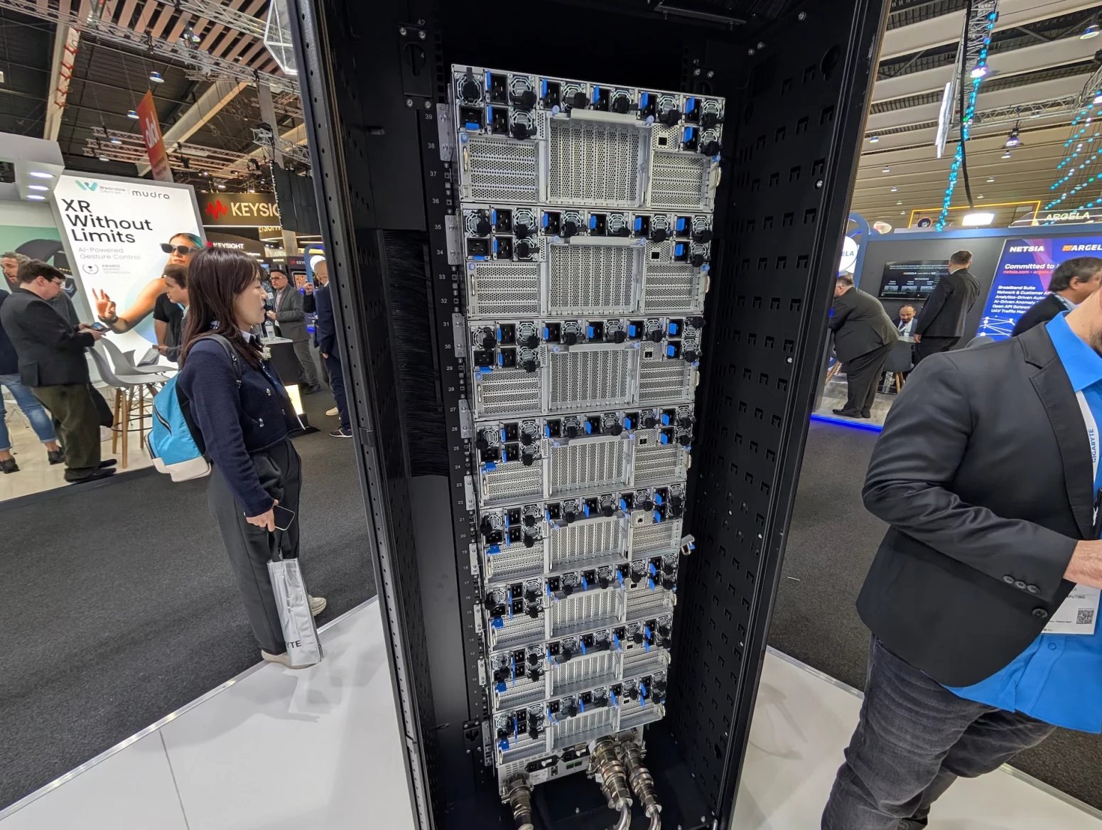 Serverový rack Gigabyte Gigapod s vodním chlazením serverů s GPU Nvidia H200