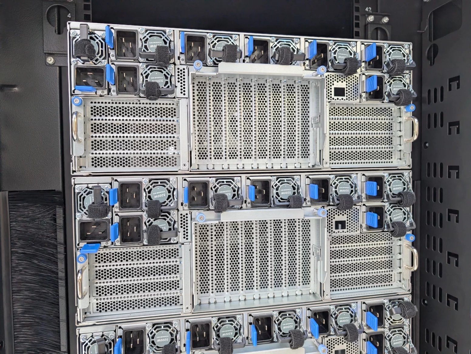 Serverový rack Gigabyte Gigapod s vodním chlazením serverů s GPU Nvidia H200