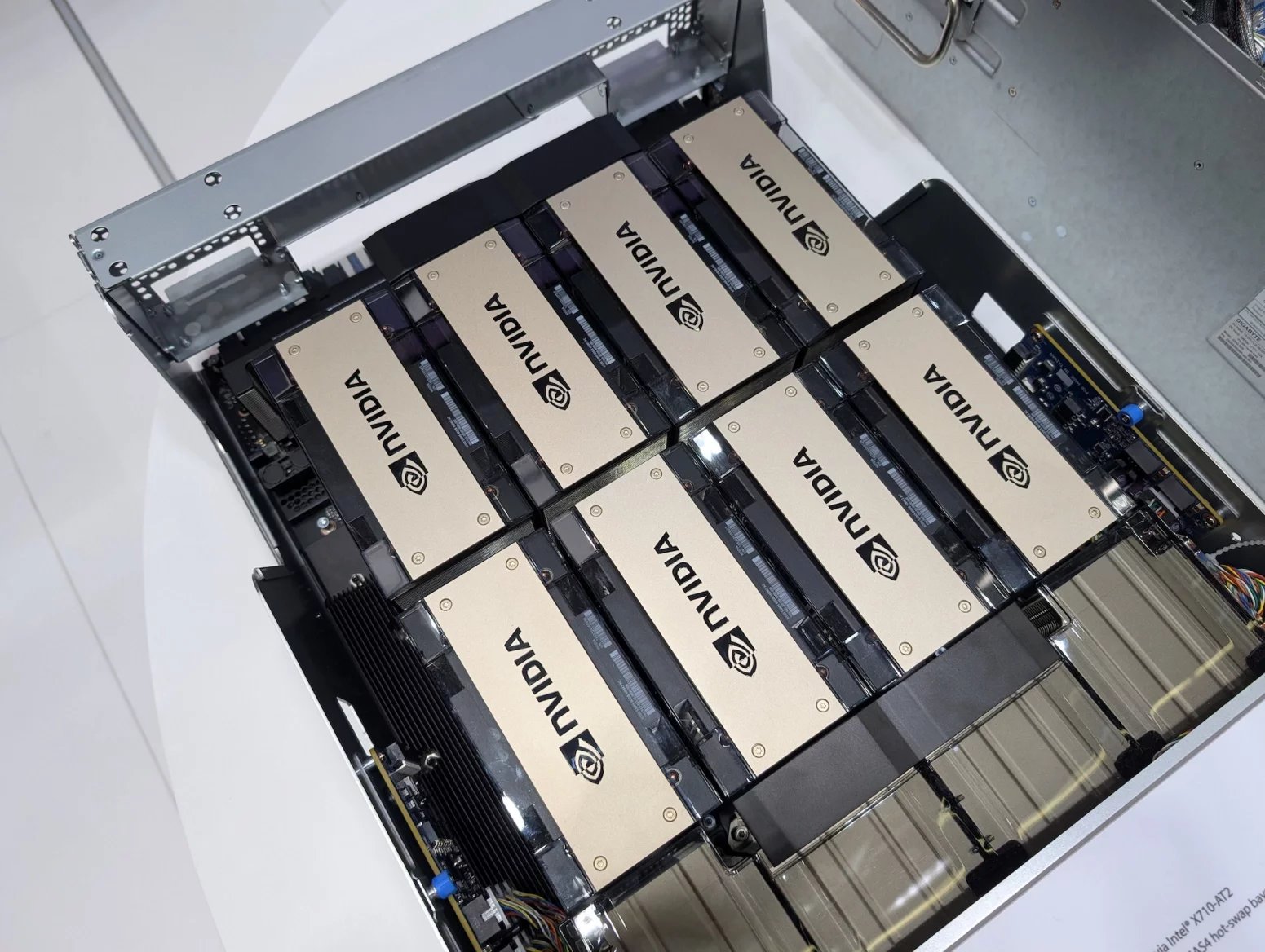 Server Gigabyte G593-SD1-AAX3 s osmi GPU Nvidia H200 a procesory Intel Xeon