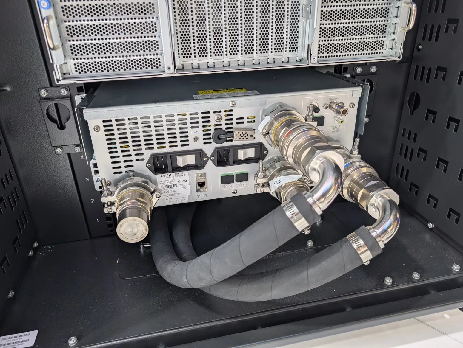 Serverový rack Gigabyte Gigapod s vodním chlazením serverů s GPU Nvidia H200