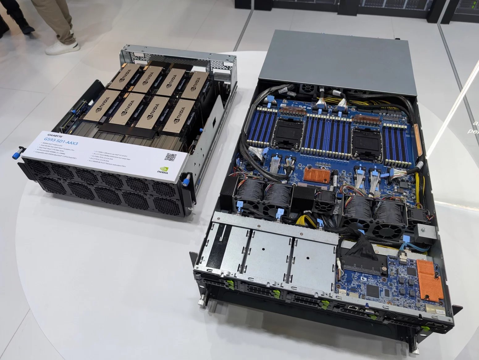 Server Gigabyte G593-SD1-AAX3 s osmi GPU Nvidia H200 a procesory Intel Xeon