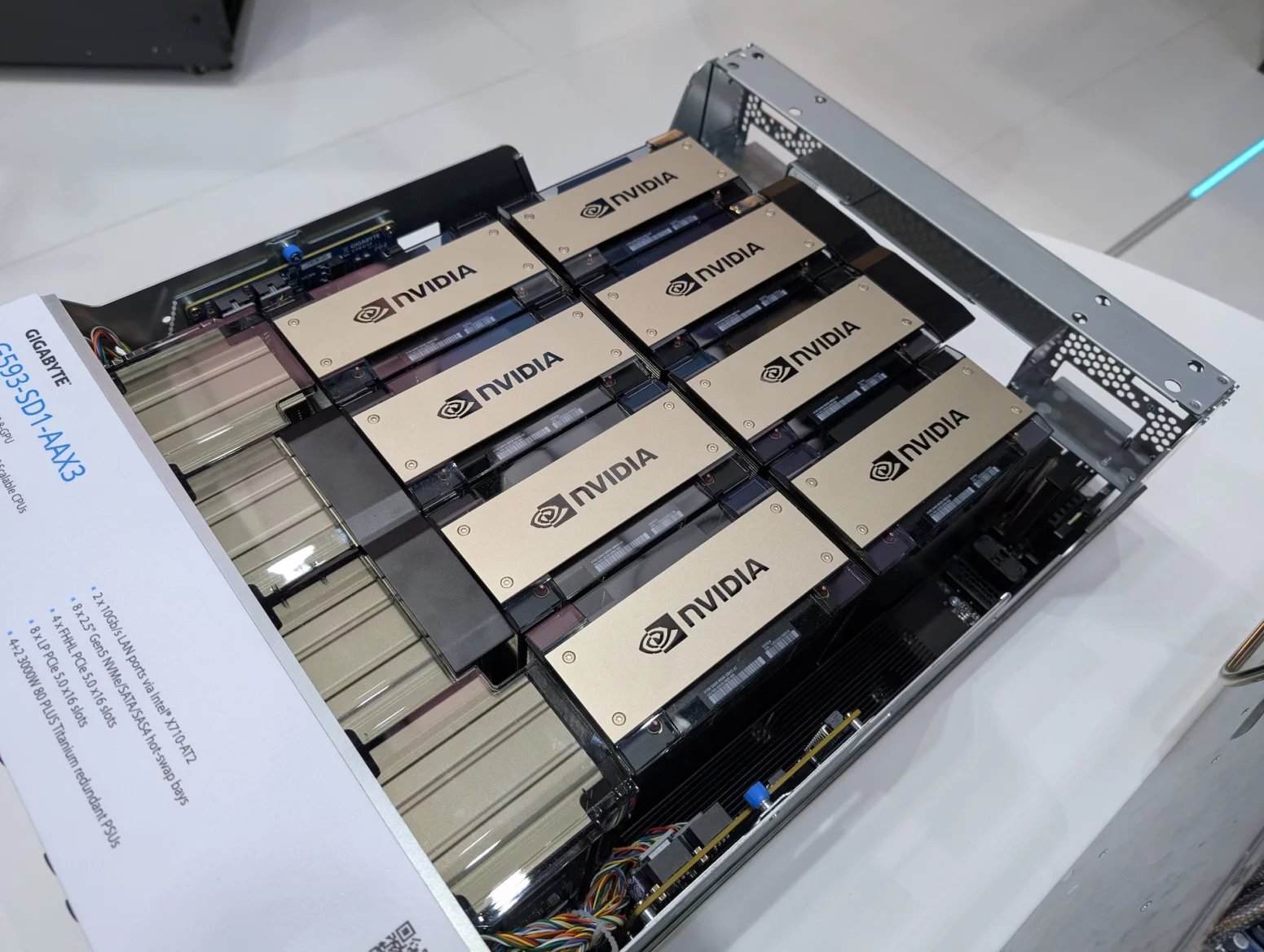 Server Gigabyte G593-SD1-AAX3 s osmi GPU Nvidia H200 a procesory Intel Xeon