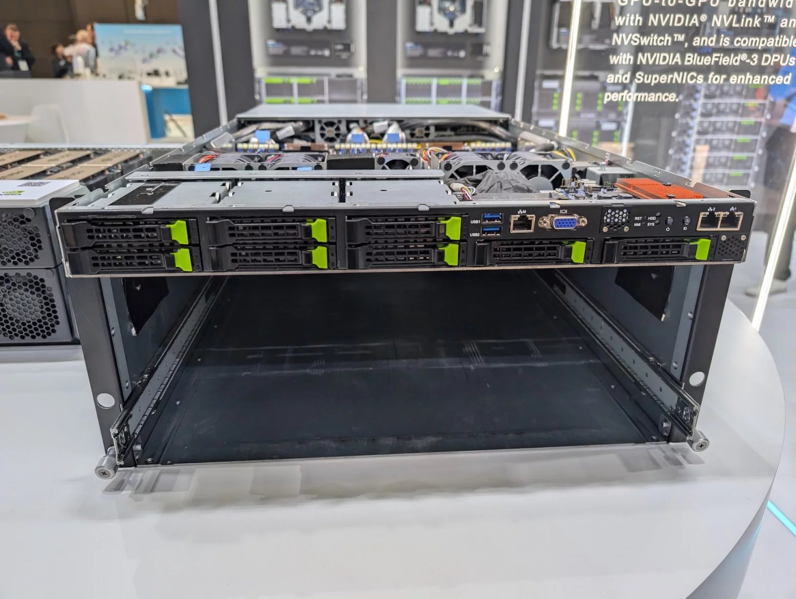 Server Gigabyte G593-SD1-AAX3 s osmi GPU Nvidia H200 a procesory Intel Xeon