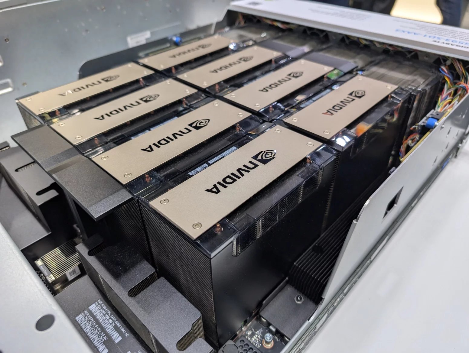 Server Gigabyte G593-SD1-AAX3 s osmi GPU Nvidia H200 a procesory Intel Xeon