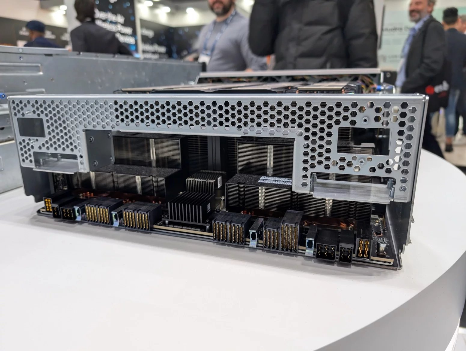 Server Gigabyte G593-SD1-AAX3 s osmi GPU Nvidia H200 a procesory Intel Xeon