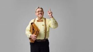 Starší účetní s koženou taškou s úsměvem