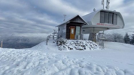 Náhledový obrázek - Nová sjezdovka na Ještědu láká lyžaře. Skiareál prodloužil předprodej