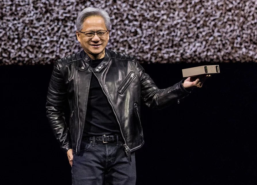 Nvidia DGX Spark s Jen-Hsunem Huangem pro škálu, na GTC 2025