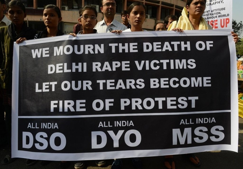 2010-05-proti-brutc3a1lnc3admu-nc3a1silc3ad-protestovaly-desetit