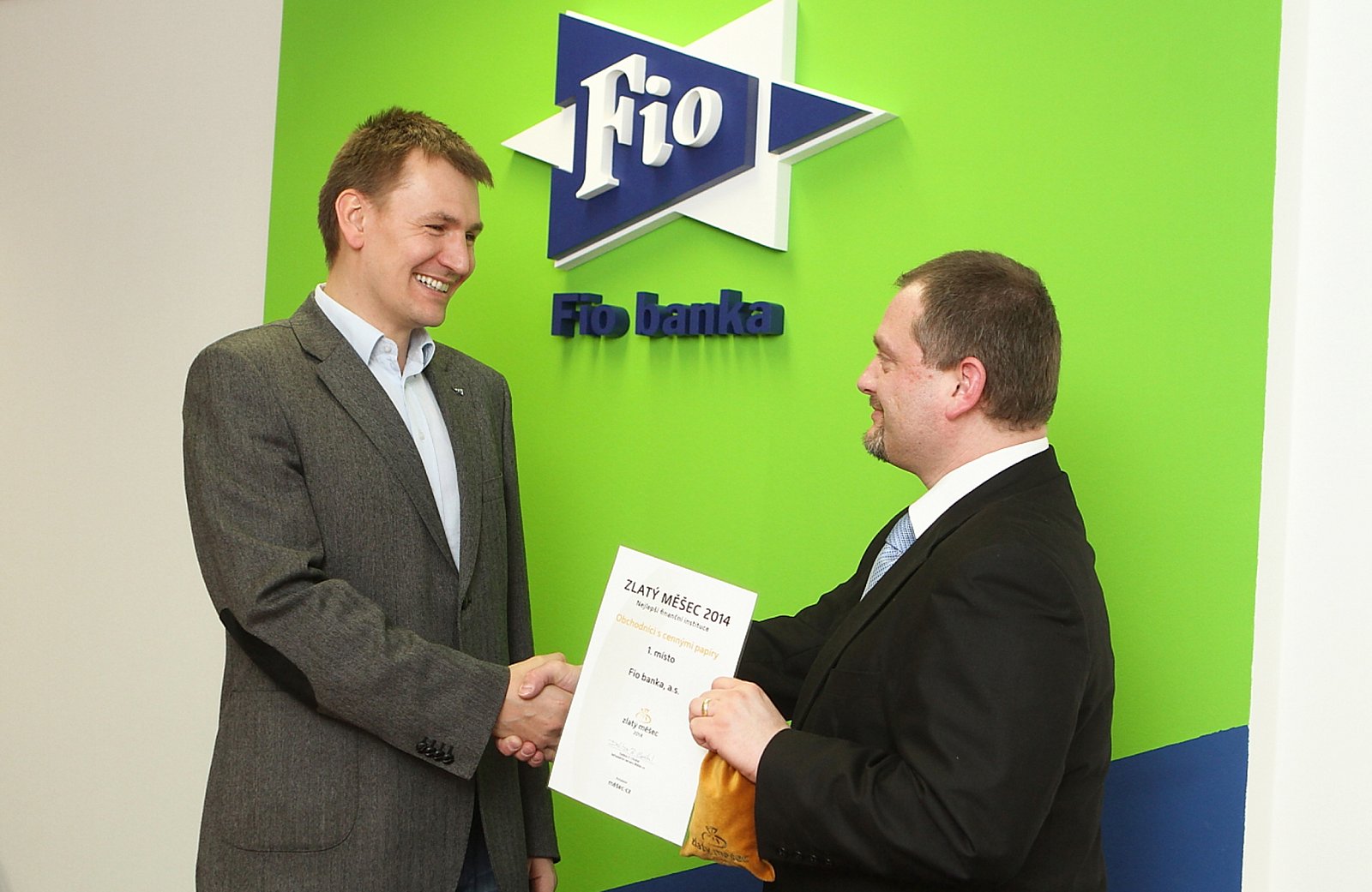 Jiří Vodička, ředitel pro strategii a marketing Fio banky (vlevo), přebírá ocenění za 1. místo v kategorii Obchodníci s cennými papíry