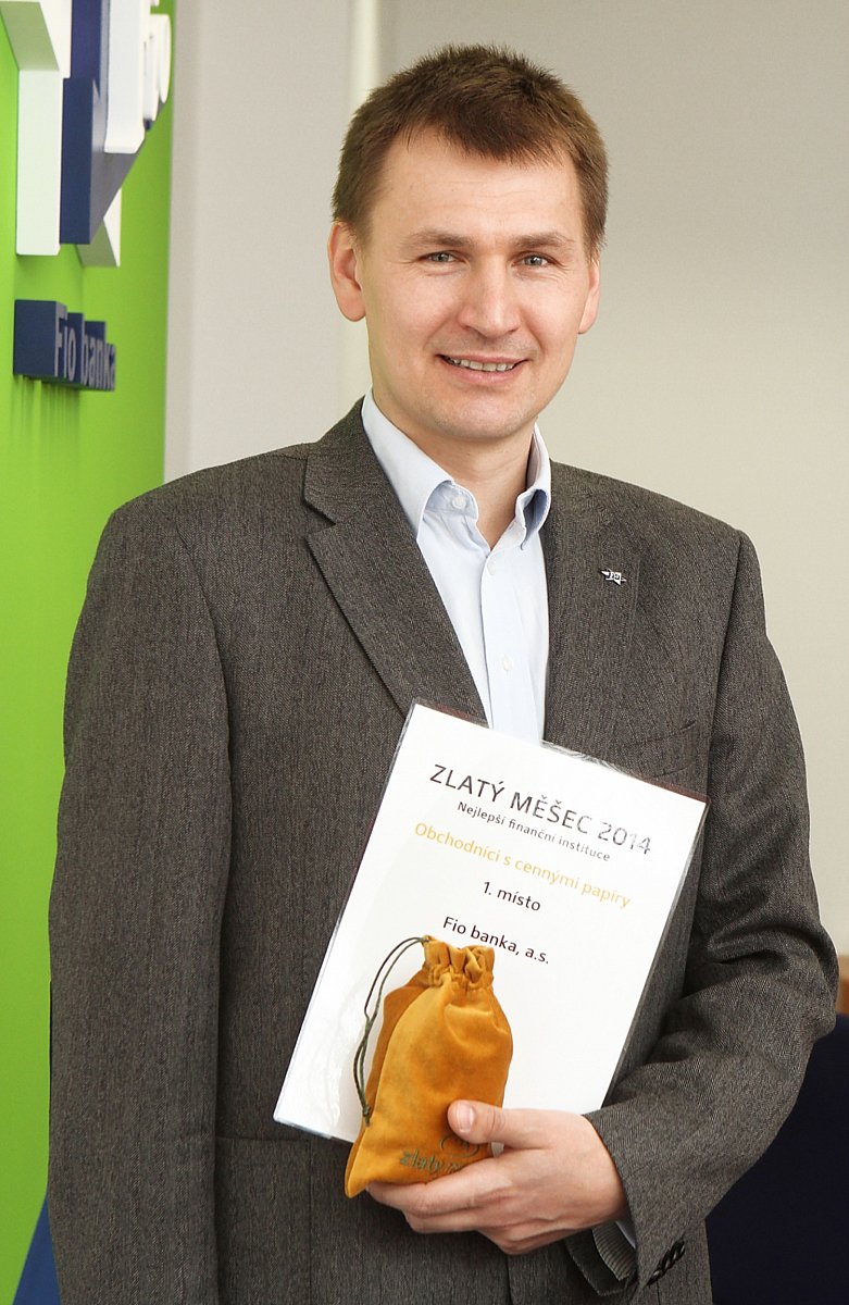 Jiří Vodička, ředitel pro strategii a marketing Fio banky (vlevo), přebírá ocenění za 1. místo v kategorii Obchodníci s cennými papíry