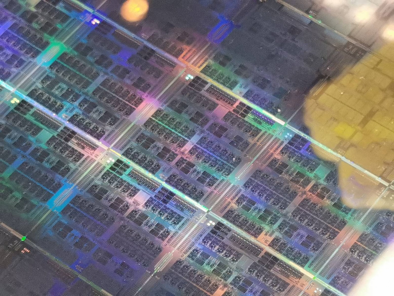 2020-05-Wafer-s-procesory-Fujitsu-A64FX-3-Zdroj-AnandTech.jpg