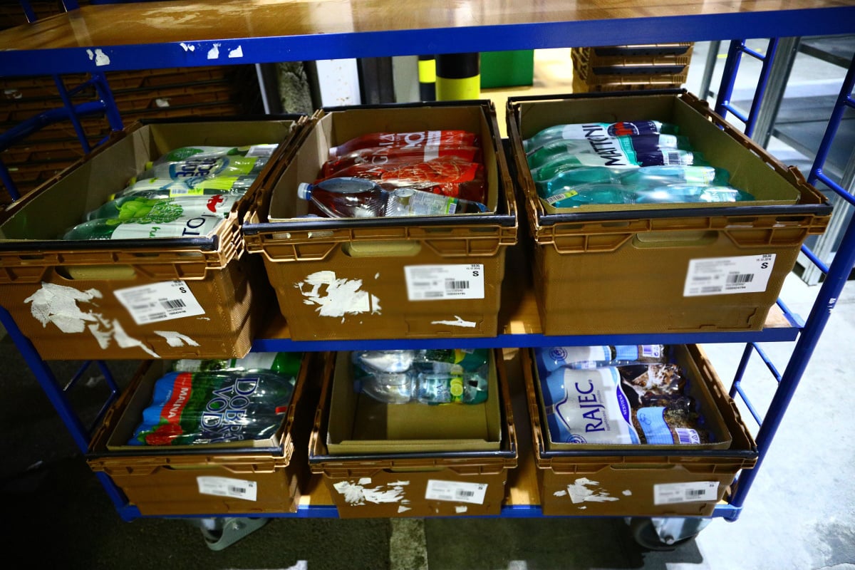 Nahlédněte do centrálního skladu online supermarketu.