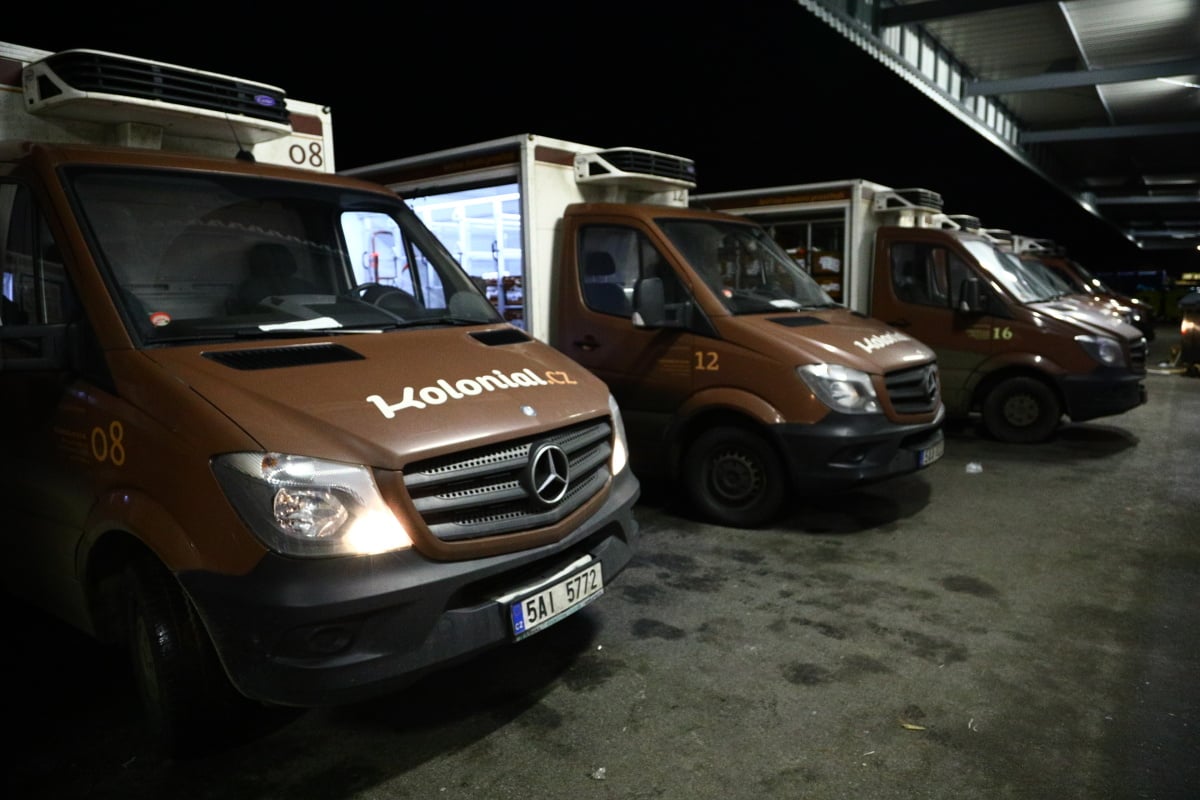 Nahlédněte do centrálního skladu online supermarketu.