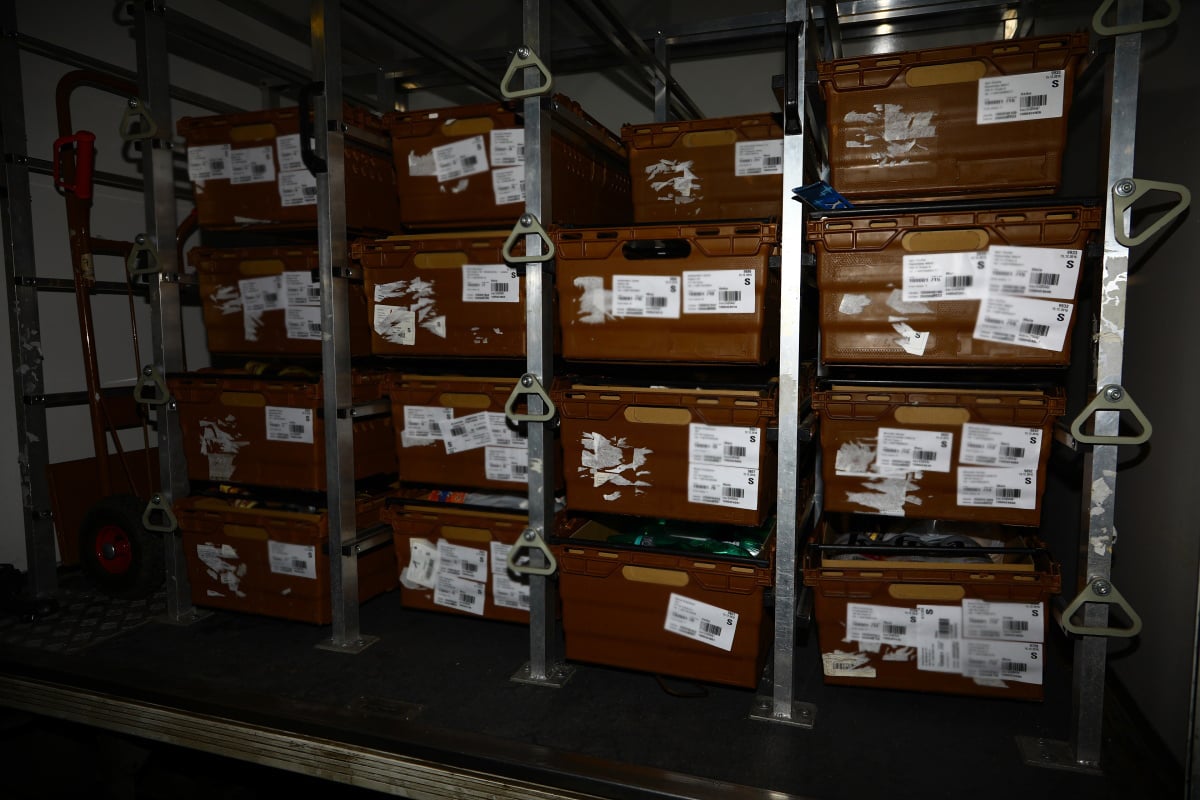 Nahlédněte do centrálního skladu online supermarketu.