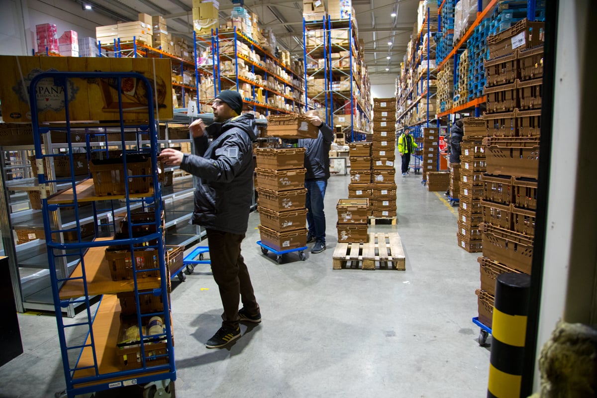 Nahlédněte do centrálního skladu online supermarketu.